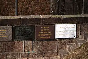 Plaquettes commémoratives sur un mur.