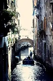 Ponte del Ràvano. Il relie la calle éponyme et la Calle del Tiozzi