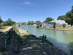 Au pied de la passerelle de la Haie-Coq sont visibles jusqu'en 2023 les derniers vestiges du pont tournant : le rail circulaire dans la chaussée et les supports en béton.