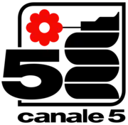 Logo de Canale 5, majoritairement noir avec une fleur rouge stylisée.