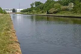 Le canal Sud, avec à l'arrière plan le centre commercial.