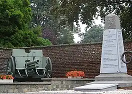 Memorial avec Canon allemand FeldKanone 96 n/A 7.7cm