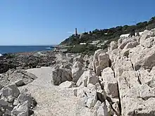 Le sentier du littoral aménagé autour du cap.