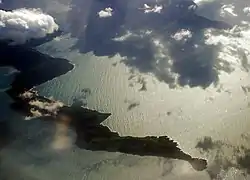 Port Gore vu du ciel depuis le nord-est, entre le :cap Jackson&nbsp;(en) au premier plan et le :cap Lambert&nbsp;(de) à l'arrière-plan à droite