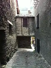Passage couvert entre la chapelle et la maison.