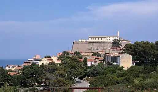 Le fort, surplombant le village actuel.