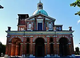 Façade de la basilique.