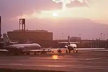 Deux caravelles sur le tarmac, vue de l'arrière, ciel nuageux.