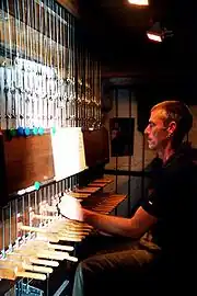 Brian Swager (San Francisco, USA) au clavier du carillon de la cathédrale.