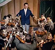 Carlo Savina dirigeant l'orchestre symphonique national de la RAI en 1956