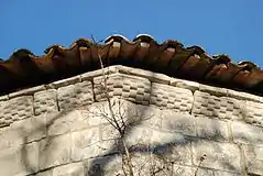 Frise en damier ornant la cornichedu prieuré de Carluc.