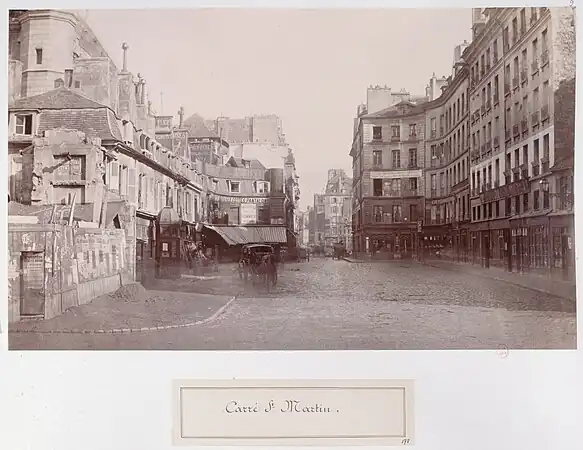 Vue perspective de la rue Royale-Saint-Martin, avec au premier plan le Carré Saint-Martin. On aperçoit à gauche la tourelle de l'église Saint-Martin-des-Champs.