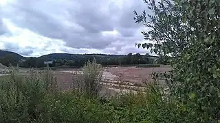 Carrière de Foufouilloux en exploitation par Imérys (partie Sud-Ouest). Au fond, hameau de Foufouilloux.