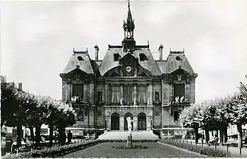 L'hôtel de ville au milieu du XXe&nbsp;siècle ; une statue prend la place du kiosque, elle-même depuis remplacé par le monument à Henri Sellier.