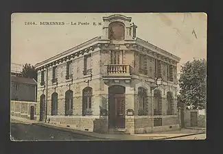 La poste sur une carte postale ancienne