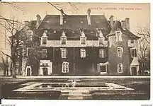 La façade Nord du château et la fontaine, début XXe&nbsp;siècle.