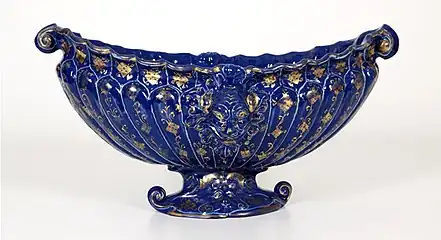 Vasca Farnese en forme de bateau avec mascarons, décoré d'arabesques et des armoiries du cardinal Alexandre Farnèse,  Castelli, troisième quart du XVIe&nbsp;siècle&nbsp;av. J.-C.