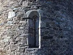 Fenêtre-meurtrière de l'abside.