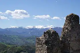 Vue du mont Cusna depuis le :château des Carpinete&nbsp;(it).