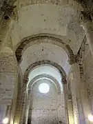 Trois travées du chœur couverte de voûtes en berceau avec des arcs-doubleau.