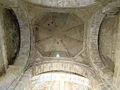 La coupole octogonale sur trompe avec les deux arcs, celui du chœur doublé par celui de la nef.
