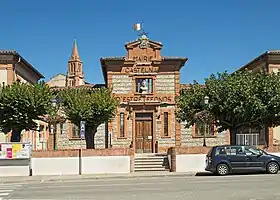 Mairie de Castelnau-d'Estrefond (1901), un des nombreux bâtiments publics construits au XIXe ou début du XXe&nbsp;siècle.