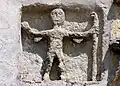 Pèlerin sculpté près du portail (juin&nbsp;2009)