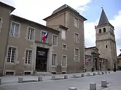 Hôtel de ville se trouvant dans l'ancien évêché du XVIIe&nbsp;siècle, tour Mansart à gauche et tour Saint-Benoît à droite.