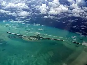 Cat Cays et Gun Cay (à droite)