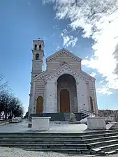Façade principale d'une église, dotée de trois portails.