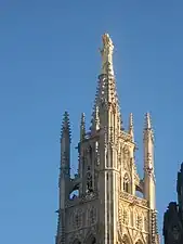 La statue au sommet.