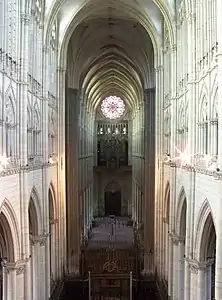 La partie la plus ancienne de l'édifice, la nef, haute de 42,3&nbsp;mètres, vue depuis le triforium du chœur. Au fond, la rosace flamboyante surmontant la tribune des grandes orgues.