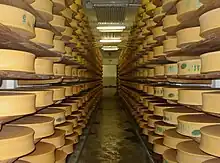 Fromages dans la cave de coopérative laitière de Beaufort