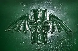 Sablier ornant la porte du caveau funéraire de la famille Fortoul des Magnans, cimetière de Jausiers, Alpes-de-Haute-Provence, France.