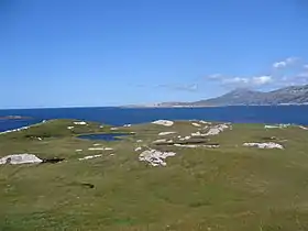 Vue de Cearstaigh depuis son sommet avec Lewis au dernier plan.