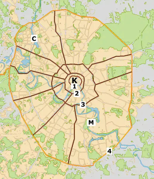 Plan simplifié de Moscou montrant les zones construites (beige), les parcs et forêts (vert) et les principales avenues : K : Kremlin - M : Moskova - C : Canal de Moscou - 1 : Anneau des boulevards - 2 : Anneau des Jardins (limite extérieure du Moscou historique) - 3 : Troisième anneau routier de Moscou - 4 : Rocade MKAD.