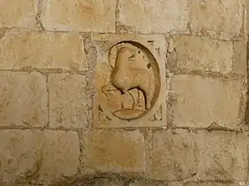 Agnus Dei, bas-relief sur le chevet.