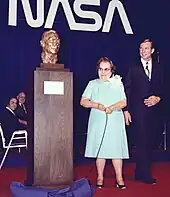 Photographie en couleur de Scott en costume lors de la présentation d'un monument honorifique.