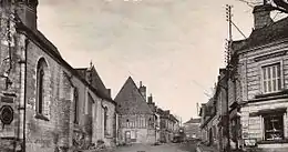 Photographie ou carte postale représentant le centre-bourg de Fondettes au début du XXe&nbsp;siècle, avec la nef de l'église Saint-Symphorien de Fondettes, à gauche et la rue principale au centre.
