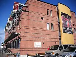 La communauté autochtone constitue une minorité importante dans la ville. Ici, le Centre d'amitié autochtone (CAAVD), ouvert aux allochtones comme aux autochtones. Le Centre d'amitié autochtone de Val-d'Or, présidé par Oscar Kistabish, est membre du Regroupement des centres d'amitié autochtones du Québec.