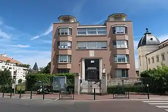 Centre médical Raymond-Burgos (et bout de façade de la salle des fêtes, sur la droite).