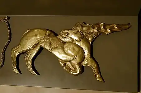 Cerf d'or en or, vers le VIe&nbsp;siècle&nbsp;av. J.-C., ornant le bouclier d'un prince scythe de Hongrie, musée national hongrois.