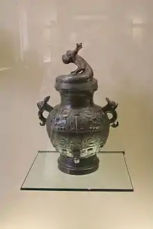 Vase lei pour les liquides. Fin XIe – début Xe&nbsp;siècle&nbsp;av. J.-C.. Bronze. H : 49,7&nbsp;cm . Début des Zhou occidentaux. Musée Cernuschi