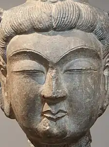 Tête de bodhisattva. Dynastie Tang (618-907), fin VIIe&nbsp;siècle. Grès. Musée Cernuschi