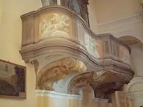 Fresques sur un balcon.