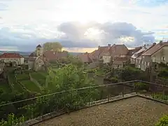Vestiges à l'emplacement de l'ancienne abbaye de Château-Chalon, en bordure de falaise, depuis le Belvédère Saint-Jean.