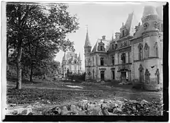 Façade arrière des manoirs devant le château Mennechet.