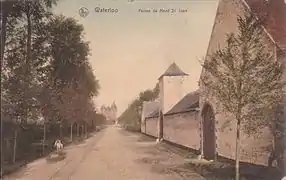 La ferme de Mont-Saint-Jean et (en arrière-plan) le château Cheval.
