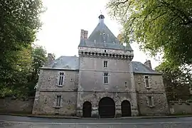 Portail d'entrée datant en partie du XIVe&nbsp;siècle.