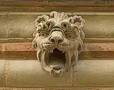 Tête de lion façade nord-ouest.